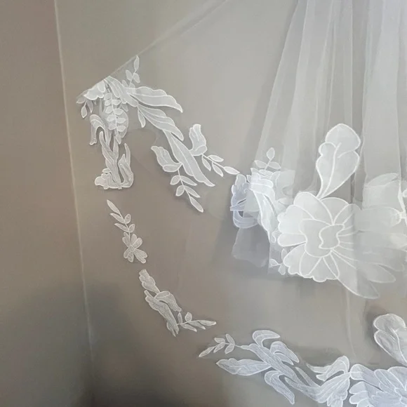 Elegant White Floral Veil - Picture 6 of 9